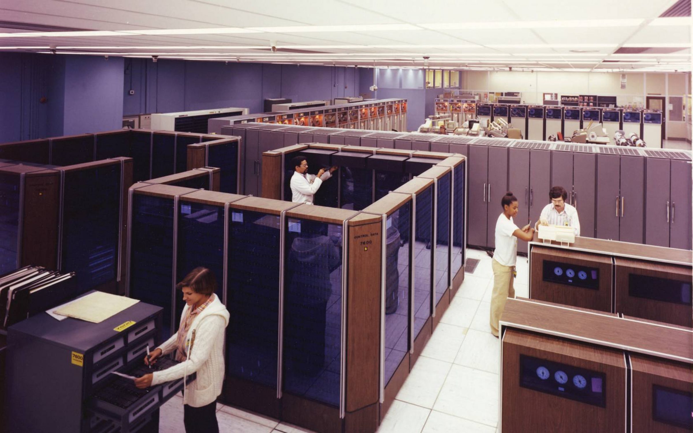 Ас эвм. Суперкомпьютер CDC 7600. Cray 1 суперкомпьютер. Сеймур Крей суперкомпьютер Cray 1. Мейнфреймы 1970.