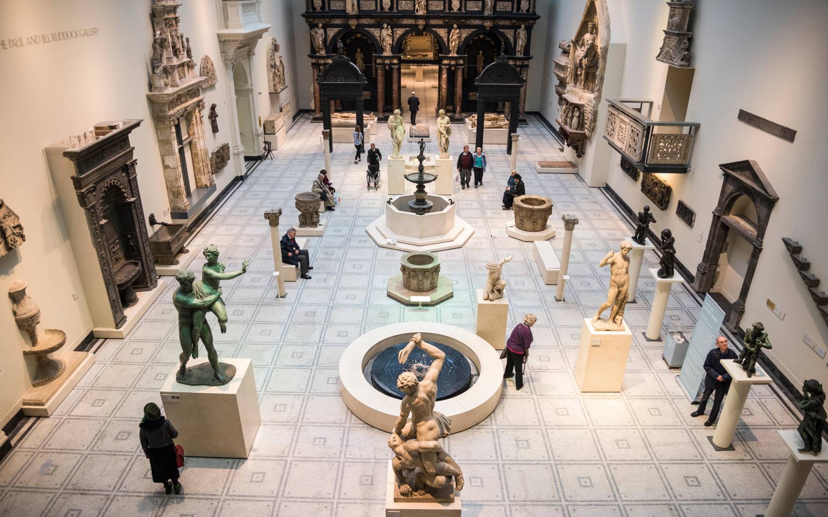 Sculpture Galleries - Victoria and Albert Museum Stock Photo - Alamy